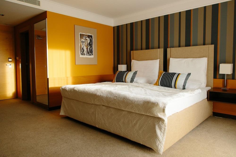 Impiq Hotel Trnava Extérieur photo