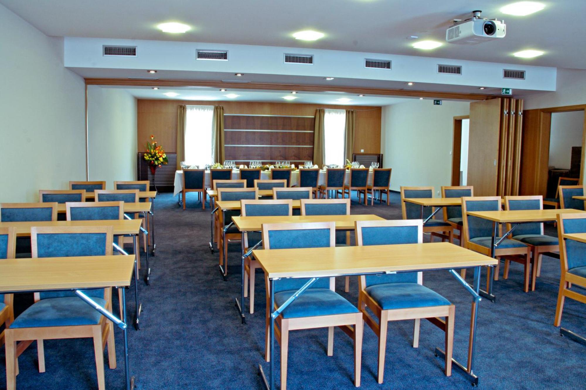 Impiq Hotel Trnava Extérieur photo